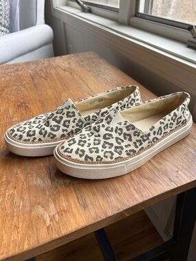 Toms Women's Leopard Print Slip-On Flats in Cream and Black